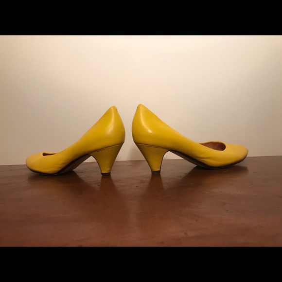 Cute yellow heels - Picture 4 of 5